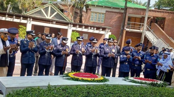 গোপালগঞ্জের টুঙ্গিপাড়ায় জাতির পিতা বঙ্গবন্ধু শেখ মুজিবুর রহমানের সমাধিতে শ্রদ্ধা নিবেদন করেছেন বাংলাদেশ পুলিশের পদোন্নতিপ্রাপ্ত ছয় অতিরিক্ত পুলিশ মহাপরিদর্শক (আইজিপি)।