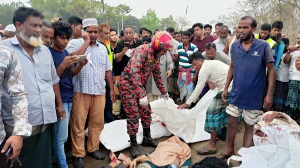 মাদারীপুরের শিবচরে মহাসড়কের রেলিং ভেঙে যাত্রীবাহী বাস খাদে পড়ে হতাহতের ঘটনা তদন্তে চার সদস্যের কমিটি গঠন করেছে জেলা প্রশাসন। কমিটির প্রধান করা হয়েছে অতিরিক্ত জেলা ম্যাজিস্ট্রেট পল্লব কুমার হাজরাকে। আগামী ২ কার্যদিবসের মধ্যে কমিটিকে প্রতিবেদন দিতে বলা হয়েছে বলে জানা গেছে।