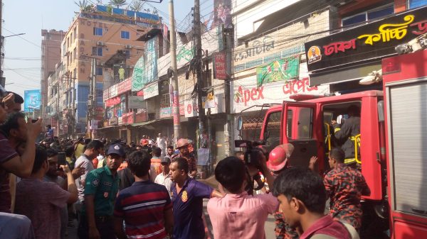 রংপুর নগরীর মতি প্লাজা মার্কেটে অগ্নিকাণ্ডের ঘটনা ঘটেছে। পরে পনেরো মিনিটের চেষ্টায় আগুন নিয়ন্ত্রণে আনেন ফায়ার সার্ভিস এন্ড সিভিল ডিফেন্সের কর্মীরা।সোমবার (১৭ এপ্রিল) বেলা সোয়া তিনটার দিকে নগরীর জাহাজ কোম্পানি মোড়ে মতি প্লাজা মার্কেটে অগ্নিকাণ্ডের ঘটনা ঘটে। তবে অগ্নিকাণ্ডের পৃথক কারণ ও ক্ষয়ক্ষতির পরিমাণ জানা যায়নি।