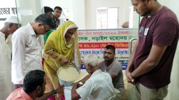 আসন্ন পবিত্র ঈদ-ঊল- আযহা উপলক্ষে নড়াইলে ভিজিএফ কর্মসুচির আওতায় দুস্থদের মাঝে বিনামূল্যে চাউল বিতরন কার্যক্রম শুরু হয়েছে। ২৫ জুন রবিবার নড়াইল পৌরসভা চত্বরে পৌরসভার কার্ডধারীদের মাঝে বিতরন কর্মসুচির উদ্বোধন করেন নড়াইল পৌরসভার মেয়র আঞ্জুমান আরা।