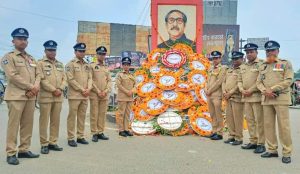 আজ ১৫ আগস্ট, জাতীয় শোক দিবস। সর্বকালের সর্বশ্রেষ্ঠ বাঙালি, স্বাধীনতার মহান স্থপতি, মুক্তিযুদ্ধের সর্বাধিনায়ক, জাতির পিতা বঙ্গবন্ধু শেখ মুজিবুর রহমানের ৪৮তম শাহাদাত বার্ষিকী। দিবসটি পালন উপলক্ষে বঙ্গবন্ধু ও তাঁর পরিবারের সকল শহীদ সদস্যদের প্রতি বিনম্র শ্রদ্ধা জ্ঞাপন ও বঙ্গবন্ধুর ম্যুরালে পুষ্পস্তবক অর্পণ করেন মোসাঃ সাদিরা খাতুন, সুযোগ্য পুলিশ সুপার, নড়াইল। অত:পর তিনি দিবসটি পালন উপলক্ষে দিনব্যাপী বিভিন্ন কর্মসূচিতে অংশগ্রহণ করেন।