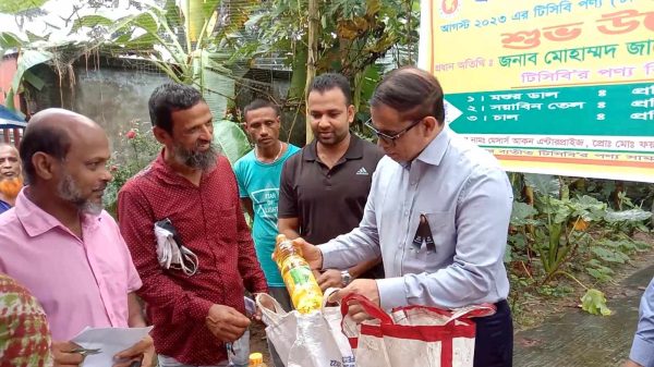 পিরোজপুরে ৭৭ হাজার স্বল্প আয়ের প্রান্তিক জনগোষ্ঠীর মধ্যে ভর্তুকি মূল্যে চাল, ডাল ও তেল বিক্রি শুরু হয়েছে। এ উপলক্ষে আজ সোমবার সকাল ১০ টায় পিরোজপুর পৌরসভার বাইপাস সড়কের পানির পাম্প কেন্দ্রে আয়োজিত বিতরন অনুষ্ঠানের উদ্বোধন করেন পিরোজপুরের জেলা প্রশাসক মোহাম্মদ জাহেদুর রহমান। এ সময় অন্যান্যের মধ্যে উপস্থিত ছিলেন সদর উপজেলা নির্বাহী কর্মকর্তা আহমেদ সাব্বির সাজ্জাদ সহ জেলা প্রশাসনের কর্মকর্তাবৃন্দ।