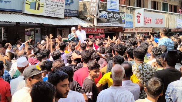 বিএনপি জামাতের সন্ত্রাস নৈরাজ্য, অগ্নিসংযোগ ও অবরোধের প্রতিবাদে পিরোজপুরে বিক্ষোভ মিছিল ও প্রতিবাদ সমাবেশ করেছে জেলা আওয়ামীলীগ ও এর অংগ সংগঠনের নেতৃবৃন্দ। আজ বৃহস্পতিবার দুপুরে জেলা আওয়ামীলীগের আয়োজনে শহরের টাউন ক্লাব সড়ক থেকে একটি বিক্ষোভ মিছিল বের হয়ে শহরের বিভেন্ন সড়ক প্রদক্ষিণ করে বিলাশ চত্তরে সমাবেশে মিলিত হয়।