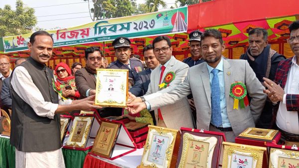 নাটোরের বড়াইগ্রামে যথাযথ মর্যাদায় মহান বিজয় দিবস ২০২৩পালিত হয়েছে। দিবসটি বড়াইগ্রাম উপজেলা প্রশাসনের আয়োজনে আজকে শনিবার বিভিন্ন কর্মসূচির মাধ্যমে পালিত হয়।