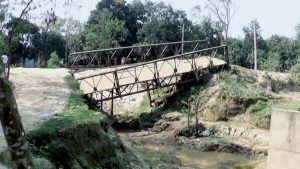 দিনাজপুরের ফুলবাড়ী উপজেলার দৌলতপুর ইউনিয়নের বারাইপাড়া গ্রামের সাথে খয়েরবাড়ী বাজারের যোগাযোগর একমাত্র রাস্তার উপরে নির্মিত লোহার বেইলী ব্রীজটি প্রায় দেড় বছর আগে ভেঙ্গে পড়ে আছে। এতে যানবাহন নিয়ে চলাচলে চরম ভোগান্তিতে পড়েছে এলাকার মানুষসহ পথচারিরা।  দ্রুত ব্রীজটি নির্মানের দাবি জানিয়েছেন ভুক্তভোগী পথচারীরা।  