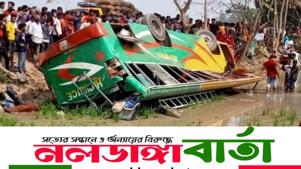 দিনাজপুরের ফুলবাড়ীর পার্শ্ববর্তী নবাবগঞ্জের স্বপ্নপূরী পিকনিক স্পটে যাওয়ার পথে আফতাবগঞ্জ বাজারের পূর্বপার্শ্বে  পিকনিকের যাত্রীবাহী বাসের সামনের চাকা ফেটে নিয়ন্ত্রণ হারিয়ে বাসটি খাদে পড়ে শিশুসহ ৫৫ জন যাত্রী আহত হয়েছেন। ঘটনাটি গতকাল সোমবার (৪ মার্চ) দুপুর সাড়ে ১২টার দিকে ফুলবাড়ী-স্বপ্নপুরী সড়কের আফতাবগঞ্জ বাজার এলাকায ঘটেছে।