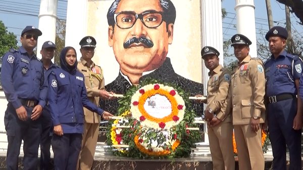 দিনাজপুরের ফুলবাড়ীতে নানা কর্মসূচির মধ্য দিয়ে  ১৭ ই মার্চ মহান স্বাধীনতার স্থপতি বঙ্গবন্ধু শেখ মুজিবুর রহমানের ১০৪ তম জন্মবার্ষিকী উদযাপন ও জাতীয় শিশু অধিকার  দিবস পালন করা হয়েছে। দিবসের শুরুতে উপজেলা পরিষদ চত্ত¡রে অবস্থিত বঙ্গবন্ধু ম্যুরালে ফুল দিয়ে শ্রদ্ধা জ্ঞাপন করেন, উপজেলা পরিষদ, উপজেলা প্রশাসন, থানা প্রশাসন, মুক্তিযোদ্ধা পরিষদ, উপজেলা আওয়ামী লীগসহ সকল শিক্ষা প্রতিষ্ঠান, আওয়ামী লীগের অঙ্গসংগঠনের নেতৃবৃন্দ।