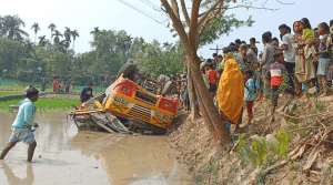 দিনাজপুরের ফুলবাড়ীর পার্শ্ববর্তী নবাবগঞ্জের স্বপ্নপূরী পিকনিক স্পটে যাওয়ার পথে আফতাবগঞ্জ বাজারের পূর্বপার্শ্বে  পিকনিকের যাত্রীবাহী বাসের সামনের চাকা ফেটে নিয়ন্ত্রণ হারিয়ে বাসটি খাদে পড়ে শিশুসহ ৫৫ জন যাত্রী আহত হয়েছেন।
ঘটনাটি গতকাল সোমবার (৪ মার্চ) দুপুর সাড়ে ১২টার দিকে ফুলবাড়ী-স্বপ্নপুরী সড়কের আফতাবগঞ্জ বাজার এলাকায ঘটেছে।