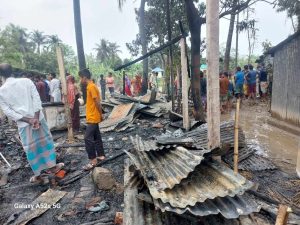 নাটোরের সিংড়ায় আশ্রয়ণ প্রকল্পে আগুন লেগে ১০টি পরিবারের মোট ২০ টি ঘর ও দুইটি গরু পুড়ে ভস্মীভূত হয়েছে। এ সময় ঘরে থাকা নগদ টাকা টাকাসহ প্রায় ১৮ হতে ২০ লাখ টাকার ক্ষয়-ক্ষতি হয়েছে।