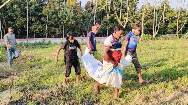 যশোরের বেনাপোল এলাকার একটি কবরস্থান থেকে রেশমা (২৫) নামে তৃতীয় লিঙ্গের এক নারীর লাশ উদ্ধার করেছে পুলিশ। সোমবার বিকাল সাড়ে ৪টার সময় ডিবি পুলিশ এবং বেনাপোল পোর্ট থানার পুলিশ যৌথ অভিযান চালিয়ে কাগজপুকুর এলাকার একটি কবরস্থান থেকে লাশটি উদ্ধার করে। নিহত রেশমা বেনাপোল পোর্ট থানার কাগজপুকুর রাজবাড়ী এলাকার বাসিন্দা। তার পিতার নাম মৃত জাকির হোসেন। এঘটনায় জড়িত থাকার অভিযোগে ফারুক হোসেন নামে একজনকে গ্রেফতার করা হয়েছে।