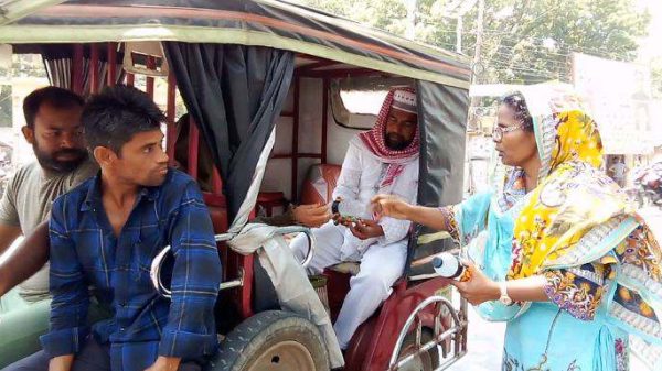 নড়াইলের লোহাগড়া উপজেলার পৌর শহরের মহিলা কাউন্সিলর খালেদা জামানের উদ্যোগে তীব্র তাপদাহে খেটে খাওয়া শ্রমিক ও সাধারন পথচারীদের মাঝে বিশুদ্ধ পানি-স্যালাইন ও বিস্কুট বিতরন করা হয়েছে।