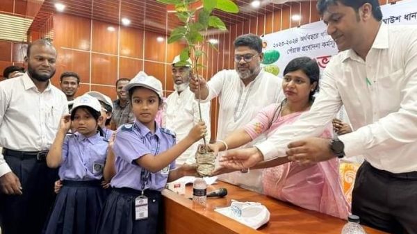 নওগাঁর আত্রাইয়ে উপজেলা কৃষি সম্প্রসারণ অধিদপ্তর আত্রাইের আয়োজনে আধুনিক প্রযুক্তি সম্পসারণের মাধ্যমে রাজশাহী বিভাগের কৃষি উন্নয়ন প্রকল্পের আওতায় আজ সোমবার (২৯ এপ্রিল) সকাল ১০টায় উপজেলা পরিষদ চত্বরে কৃষি প্রযুক্তি মেলার শুভ উদ্বোধন করা হয়েছে।