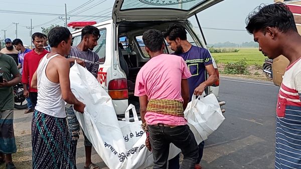 দিনাজপুর-ফুলবাড়ী আঞ্চলিক মহসড়কের বারোকোনা মোড়ে (৯ এপ্রিল) বৃহস্পতিবার সকাল আনুমানিক ৯টায় দিনাজপুরগামী ঔষধ বহনকারী পিক-আপ ভ্যানের ধাক্কায় চার্জা ভ্যানের যাত্রি সামসুল হক (৭০) নামে এক বৃদ্ধ নিহত হয়েছেন।