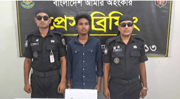 হোটেল ব্যবসায়ীর উপর হামলাকারী কিশোর গ্যাংয়ের মূলহোতা মো. মেরাজ (২০) কে গ্রেফতার করেছে র‌্যাব ১৩। রংপুর জেলার মিঠাপুকুর থানা থেকে তাকে গ্রেফতার করা হয়।রোববার (১২) মে বিকেলে এক সংবাদ বিজ্ঞপ্তির মাধ্যমে এ তথ্য নিশ্চিত করেছেন র‌্যাব ১৩ এর উপ-পরিচালক (মিডিয়া) স্কোয়াড্রন লিডার মাহমুদ বশির আহমেদ। 