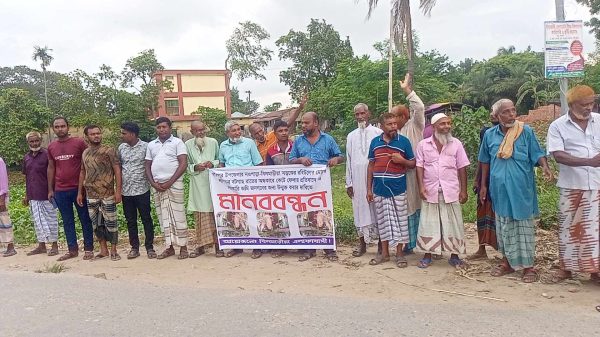 নাটোরের লালপুরে সরকারি কর্মকর্তা কর্তৃক রাস্তার পাশে সরকারি খাস জমিতে রোপনকৃত গাছ কাটার প্রতিবাদে মানববন্ধন করেছে এলাকাবাসী। বৃহস্পতিবার (২৭ জুন) বিকেলে উপজেলার বিলমাড়ীয়া বাজারে অনুষ্ঠিত হয়, উক্ত মানববন্ধনে বিলমাড়ীয়া ইউপি সদস্য লিব্বাস আলীর সভাপতিত্বে স্থানীয় জনগণ গাছ কাটার প্রতিবাদে জড়ো হয়, এসময় তারা তীব্র নিন্দা সহ পরিবেশের জন্য পুনরায় গাছ লাগিয়ে গাছ কাটার বিচার দাবি করেন, এবং খাস জায়গাটি উদ্ধার করে জনগণের জন্য উন্মুক্ত করার দাবি জানান।