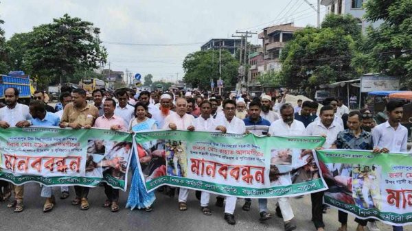 নাটোরের বড়াইগ্রামে স্কুল শিক্ষক রাহাত আলমগীরের উপর সন্ত্রাসী হামলার প্রতিবাদে ও দোষীদের দৃষ্টান্তমূলক শাস্তির দাবিতে মানববন্ধন ও বিক্ষোভ অনুষ্ঠিত হয়েছে। বৃহস্পতিবার সকাল ১১টায় বনপাড়া-পাবনা মহাসড়কের উপজেলার বনপাড়া বাজারে উপজেলার তিন শতাধিক শিক্ষক মানববন্ধন করে। এসময় বিভিন্ন স্কুলের আরও ৩ শতাধিক শিক্ষার্থী মানববন্ধনে অংশ নেয়। মানববন্ধনে শিক্ষক নেতারা বলেন, গোপালপুর উচ্চ বিদ্যালয়ের সহকারী শিক্ষক রাহাত আলমগীর (৪৭) গত ১৭ জুন ঈদের দিন নগর ইউনিয়নের মসিন্দা গ্রামের নিজ এলাকায় ঈদের নামাজ শেষ