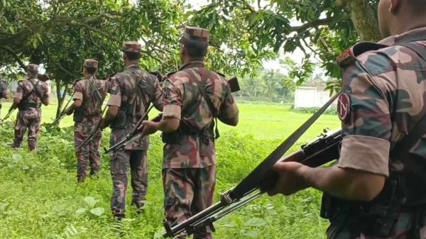 যশোরের বেনাপোলসহ শার্শা সীমান্ত পথ দিয়ে ভারতে চামড়া পাচার রোধে বর্ডার গার্ড বাংলাদেশ (বিজিবি) সর্বোচ্চ সতর্কতা জারি করেছে। বেনাপোল সীমান্তের কয়েকটি এলাকা ঘুরে বিজিবির বাড়তি নিরাপত্তা ব্যবস্থা চোখে পড়েছে। সোমবার সকালে সতর্কতার বিষয়টি নিশ্চিত করেছেন যশোর-৪৯ বিজিবি ব্যাটালিয়নের অধিনায়ক লেফটেন্যান্ট কর্নেল আহমেদ জামিল।