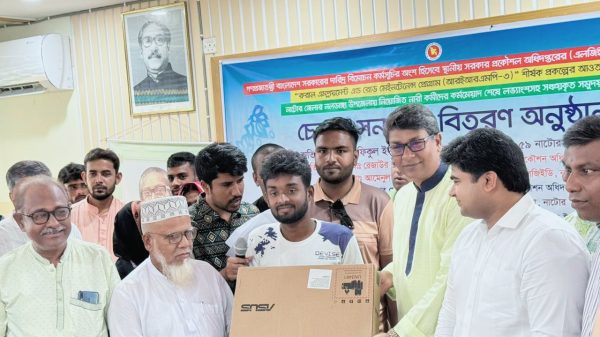 নাটোরের নলডাঙ্গা উপজেলায় নিয়োজিত ৫০ জন নারী কর্মীকে লভ্যাংশসহ সঞ্চয়কৃত ৬০ লাখ ২৫ হাজার টাকার চেক ও সনদপত্র বিতরণ করা হয়েছে। একই সাথে প্রতিবন্ধীর মাঝে হুইল চেয়ার, অসহায় নারীদের মাঝে সেলাই মেশিন, মেধাবী শিক্ষার্থীদের জন্য ল্যাপটপ, শিক্ষার্থীদের মাঝে ক্রীড়া সামগ্রী ও অসহায় প্রতিবন্ধী ব্যক্তিদের মাঝে হুইল চেয়ার বিতরণ করা হয়। 