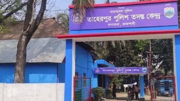 যখন সারাদেশ ব্যাপী পুলিশের সাবেক আইজিপিসহ কয়েকজন কর্মকর্তার বিরুদ্ধে নানা অনিয়ম দূর্নীতির অভিযোগে সংবাদ প্রকাশ হচ্ছে ঠিক সে সময়ে পুলিশের ভাবমূর্তি নষ্ট করতে রাজশাহীর বাগমারার তাহেরপুর পুলিশ তদন্ত কেন্দ্রে চলছে আটক বানিজ্যসহ ফিটিং মামলা দেওয়ার মহাউৎসব। তদন্ত কেন্দ্রের আইসি এস আই সোহাইল রানা এমন কান্ড করছেন বলে অভিযোগ এলাকাবাসীর।