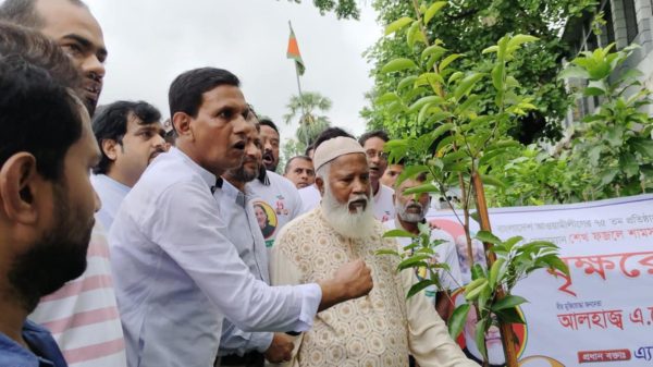 বাংলাদেশ আওয়ামীলীগের ৭৫ তম প্রতিষ্ঠা বার্ষিকী (প্লাটিনাম জয়ন্তী) উপলক্ষে কেন্দ্রিয় কর্মসূচীর অংশ হিসেবে বৃক্ষ রোপন করেছে জেলা, সদর উপজেলা ও পৌর যুবলীগের নেতৃবৃন্দ। আজ সোমবার দুপুরে পিরোজপুর সরকারি বালক উচ্চ বিদ্যালয় মিলনায়তনে প্রধান অতিথি হিসেবে বৃক্ষ রোপন কর্মসূচীর উদ্বোধন করেন সাবেক সংসদ সদস্য ও জেলা আওয়ামীলীগের সভাপতি এ কে এম এ আউয়াল।