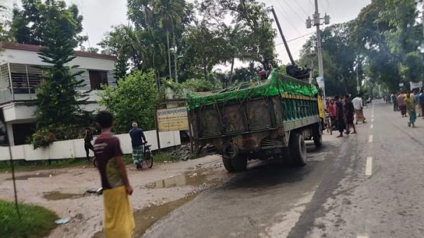 রাজশাহীর পুঠিয়া টু তাহেরপুর এই সড়কটিতে যেন কোনভাবেই দুর্ঘটনা থামছে না। আজ আবার বেপরোয়া মাছ বোঝাই মিনি ট্রাক কেড়ে নিলো এক তরতাজা যুবকের প্রাণ।