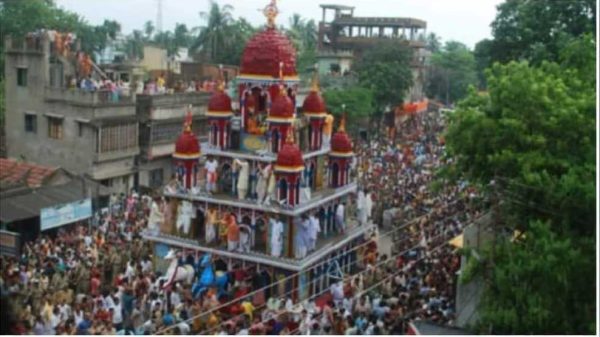 রোববার বিকাল সাড়ে ৫ টায় বগুড়া শহরের সেউজগাড়ীতে রথযাত্রার সময় রথের উপরের অংশের সাথে বৈদ্যুতিক তারের সংস্পর্শে এলে বিদ্যুতায়িত হয়ে হাসপালে চিকিৎসাধীন অবস্থায় ৫ জন নিহত এবং প্রায় ৪০জন নারী পুরুষ আহত হয়েছে।