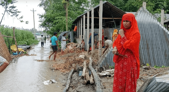 উজানের পাহাড়ী ঢলে রংপুরের গঙ্গাচড়ায় তিস্তা নদীর পানি বাড়ছে। পানি বিপদসীমার নিচে থাকলেও নদীর তীরবর্তী নিম্নাঞ্চল, চর ও দ্বীপ চরগুলো প্লাবিত হয়েছে। এতে এক হাজার ২’শ পরিবার পানিবন্দী হয়ে পড়েছেন। এদিকে তিস্তার তীব্র স্রোতে নদী এলাকায় ভাঙ্গন দেখা দিয়েছে। বুধবার (৩ জুলাই) ২০টি ঘরবাড়ি নদী ভাঙ্গনের শিকার হয়েছে।