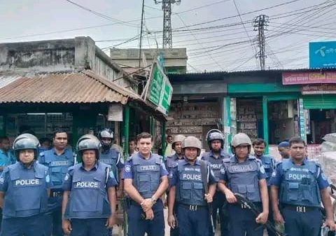 গত কয়েকদিন ধরে চলা পুলিশের কর্মবিরতির পর আবারো কাজে ফিরছে পুলিশ । তাই আবারো স্বাভাবিক হতে শুরু করেছে পুলিশের সব কার্যক্মম। তারেই ধারাবাহিকতায় নীলফামারীর ৬ থানায় আবারো সব ধরনের আইনি কার্যক্রম শুরু হয়েছে। অন্যান্য দিনের মতো আবারো সাধারণ ডায়রি ( জিডি) হারানো জিডি, সাধারণ মামলা গ্রহণ সহ থানা গুলোতে পুলিশের উপস্থিতি থাকায় স্হানীয়দের মাঝে স্বস্তি ফিরে এসেছে । গত রবিবার জেলার ডোমার থানার সম্মেলন কক্ষে এক মতবিনিময় সভার মধ্যে দিয়ে ডোমার, ডিমলা, জলঢাকা, কিশোরগঞ্জ , সৈয়দপুর এবং সদর থানার সকল প্রকার আইনি কার্য ক্রম এর উদ্বোধন করেন নীলফামারী পুলিশ সুপার (এসপি) মোকবুল হোসেন।