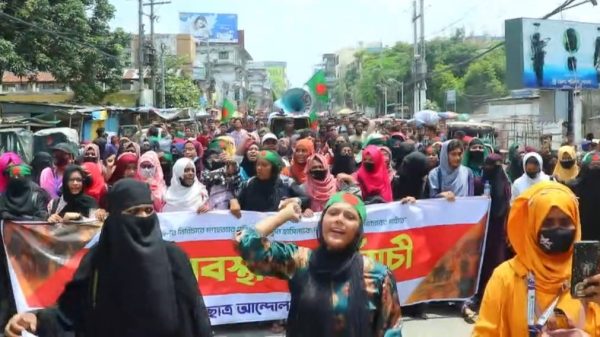 ছাত্র জনতার উপর নিরবিচারে গণহত্যার প্রতিবাদ ও খুনি হাসিনাকে দেশে ফিরিয়ে এনে বিচারের দাবিতে পাবনায় গণ অবস্থান ও বিক্ষোভ মিছিল অনুষ্ঠিত হয়েছে।