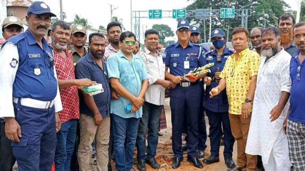 নড়াইলের লোহাগড়া উপজেলায় মহাসড়কে ট্রাফিক পুলিশ কাজে ফেরায় ফুলেল শুভেচ্ছা ও মিষ্টি মুখ করিয়ে স্বাগত জানিয়েছেন সাধারণ জনতা। মঙ্গলবার (১৩ আগস্ট) বেলা সাড়ে ১২টার দিকে কালনা-যশোর মহাসড়কের লক্ষীপাশা চৌরাস্তা এলাকায় ট্রাফিক পুলিশকে স্বাগত জানানো সাধারণ জনগণ।