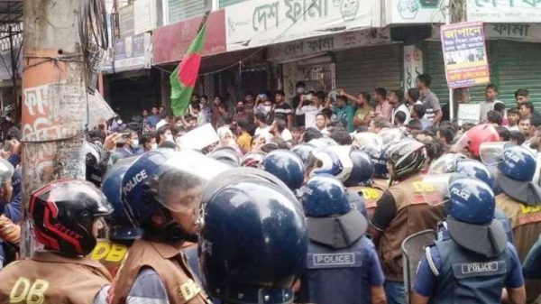 সারাদেশে ছাত্রদের উপর হামলা ও গ্রেফতারের প্রতিবাদে নরসিংদীতে বিক্ষোভ মিছিল করেছে সাধারণ শিক্ষার্থীরা। আজ শুক্রবার সাড়ে ৩টার দিকে শহরের অরশিনগর এলাকায় জমায়েত হয়। পরে এড. শিরিন সুলতানার নেতৃত্বে আন্দোলনকারী শিক্ষার্থীরা উপজেলার মোড়ে এসে জড়ো হয়। ওই সময় তাদের বাধা দেয় মহিলা আওয়ামী লীগ ও ছাত্রলীগের নেতাকর্মীরা। ওই সময় সাধারণ শিক্ষার্থীদের সাথে ছাত্রলীগ নেতাকর্মীদের সাথে ধাওয়াপাল্টা ধাওয়া ও সংঘর্ষের ঘটনা ঘটে। এতে গোলাম রাশেদ তমালসহ বেশ কয়েকজন আহত হয়। পরে পুলিশ তাদের ছত্রভঙ্গ করে দেয়। আহতদের বিভন্ন হাসপাতালে চিকিৎসা দেয়া হচ্ছে। এই খবর ছড়িয়ে পড়লে বিকেল ৫টার দিকে ঢাকা সিলেট মহাসড়কে জমায়েত হয় আন্দোলন কারীরা।