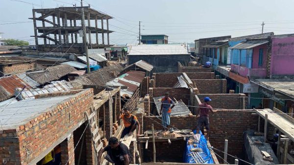 সাতক্ষীরার শ্যামনগরের নওয়াবেঁকী বাজারের তোহা বাজারের জায়গা দখল করে অবৈধ ভাবে পাকা স্থাপনা নির্মাণের হিড়িক পড়েছে। পেরিফেরি ভুক্ত জায়গা নিয়মেয় ভিতরে থেকে বন্দোবস্ত দেওয়ার কথা থাকলেও স্থানীয় ভূমি অফিসের কর্মকর্তা তা অনুসরণ করেনি।