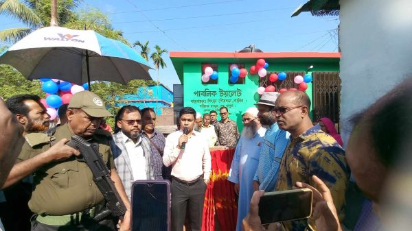 নাটোরের সিংড়া বাসস্ট্যান্ডে উপজেলা নির্বাহী অফিসার মোঃ মাজহারুল ইসলাম গণশৌচাগার উদ্বোধন করেন।