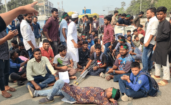 অর্ন্তর্বতী সরকারে উত্তরাঞ্চল থেকে উপদেষ্টা করার দাবিতে ২ ঘন্টা ঢাকা-রংপুর মহাসড়ক অবরোধ করে বিক্ষোভ করেছেন রংপুরের সাধারণ ছাত্র-জনতা। (১৩ নভেম্বর) বুধবার বেলা সাড়ে ১১টার দিকে রংপুরের বিভিন্ন শিক্ষাপ্রতিষ্ঠানের শিক্ষার্থীরা লালবাগের সামনে জড়ো হন এবং সেখান থেকে তারা মিছিল নিয়ে বেগম রোকেয়া বিশ্ববিদ্যালয় হয়ে মডার্ন মোড়ে যান। এরপর সাড়ে ১২টার দিকে শিক্ষার্থীরা ঢাকা-রংপুর মহাসড়ক অবরোধ করে মর্ডান মোড়ে বসে পড়েন।